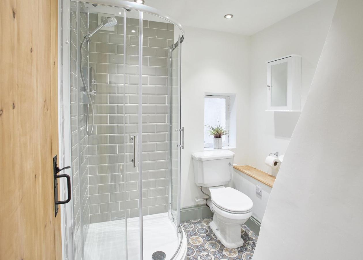 Host & - Threadneedle * Whitby